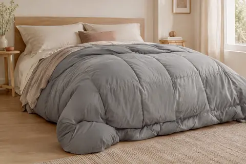 Couette Bedsure gris uni en microfibre polyester posée sur un lit dans une chambre lumineuse.